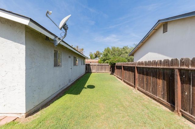 876 Daphne Lane, Lemoore, CA 93245