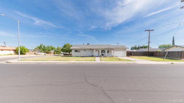 876 Daphne Lane, Lemoore, CA 93245