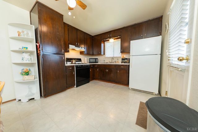 876 Daphne Lane, Lemoore, CA 93245