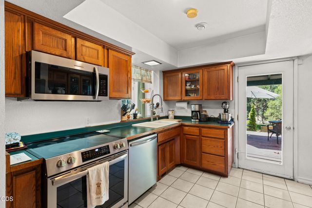 1089 Sleepy Hollow Loop, Grants Pass, OR 97527