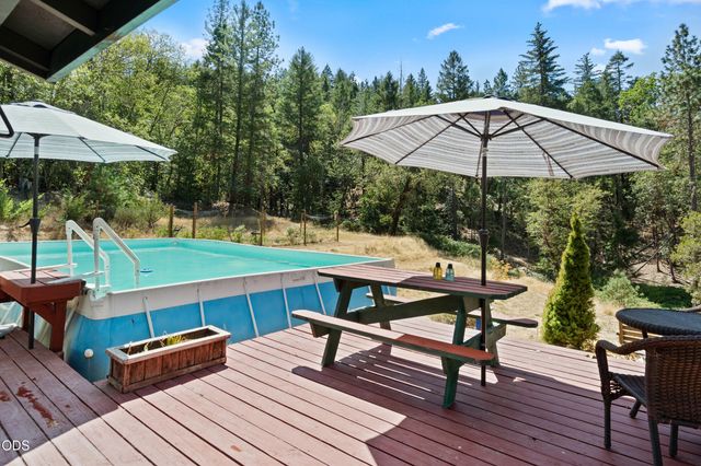 1089 Sleepy Hollow Loop, Grants Pass, OR 97527