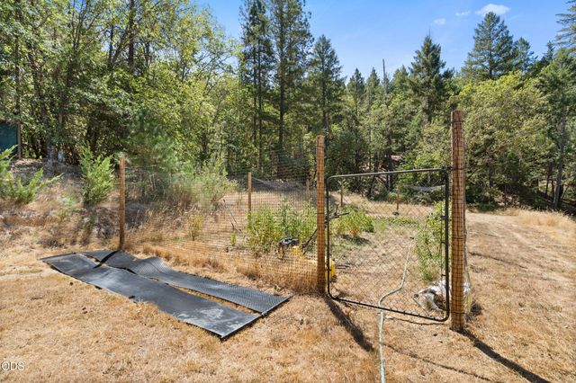 1089 Sleepy Hollow Loop, Grants Pass, OR 97527