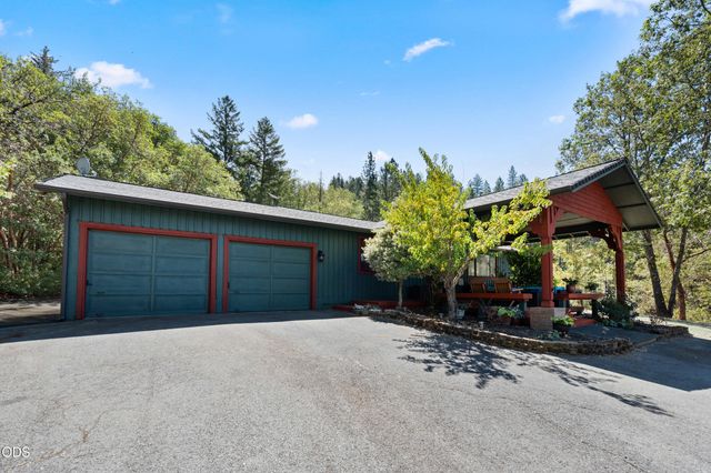 1089 Sleepy Hollow Loop, Grants Pass, OR 97527
