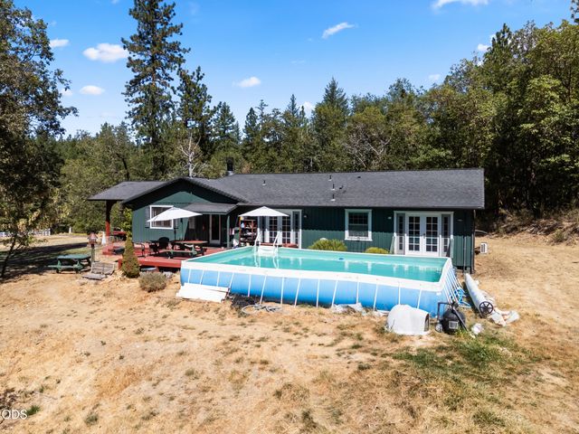 1089 Sleepy Hollow Loop, Grants Pass, OR 97527
