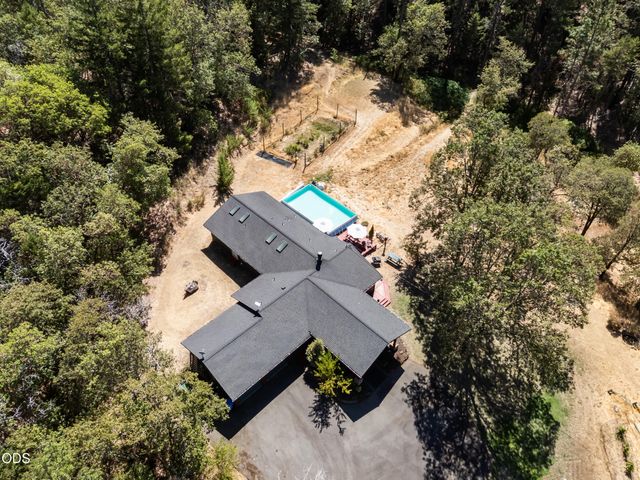 1089 Sleepy Hollow Loop, Grants Pass, OR 97527