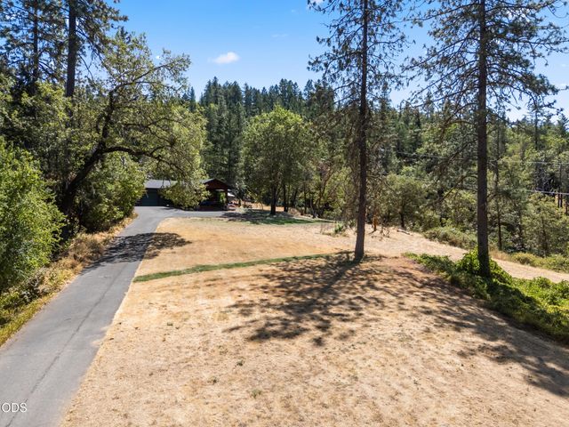 1089 Sleepy Hollow Loop, Grants Pass, OR 97527