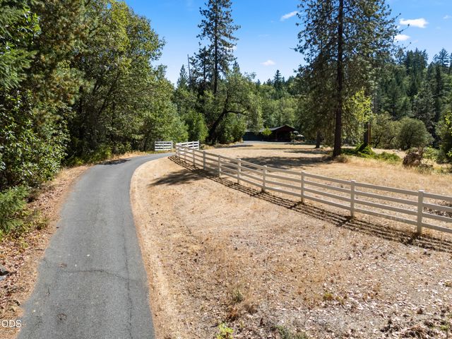 1089 Sleepy Hollow Loop, Grants Pass, OR 97527