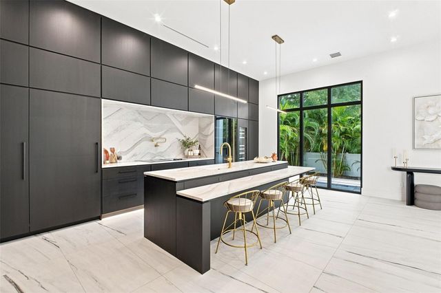 1076 SNELL ISLE BOULEVARD NE, St Petersburg, FL 33704