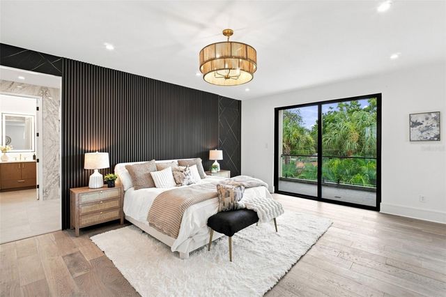 1076 SNELL ISLE BOULEVARD NE, St Petersburg, FL 33704
