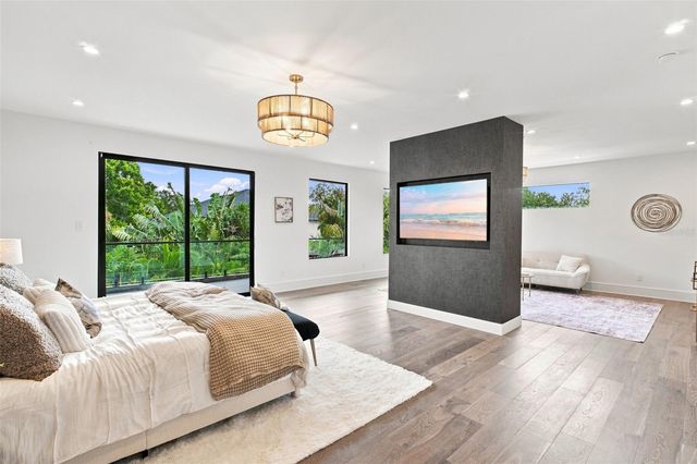 1076 SNELL ISLE BOULEVARD NE, St Petersburg, FL 33704