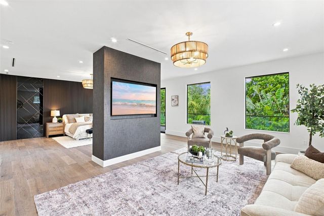 1076 SNELL ISLE BOULEVARD NE, St Petersburg, FL 33704