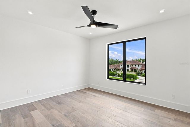 1076 SNELL ISLE BOULEVARD NE, St Petersburg, FL 33704