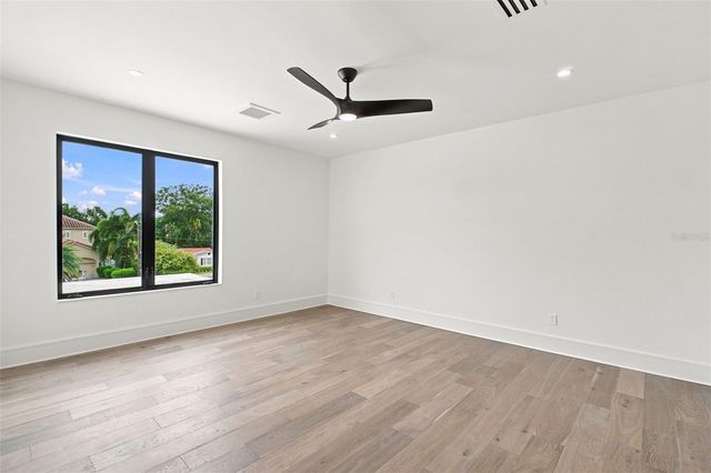 1076 SNELL ISLE BOULEVARD NE, St Petersburg, FL 33704