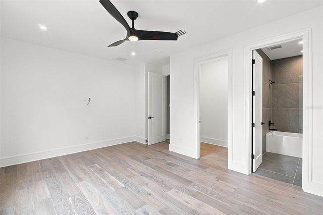 1076 SNELL ISLE BOULEVARD NE, St Petersburg, FL 33704