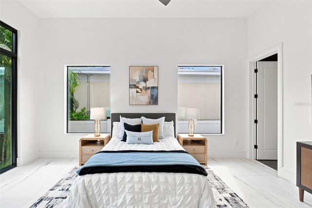 1076 SNELL ISLE BOULEVARD NE, St Petersburg, FL 33704
