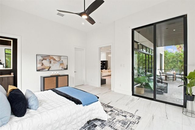 1076 SNELL ISLE BOULEVARD NE, St Petersburg, FL 33704