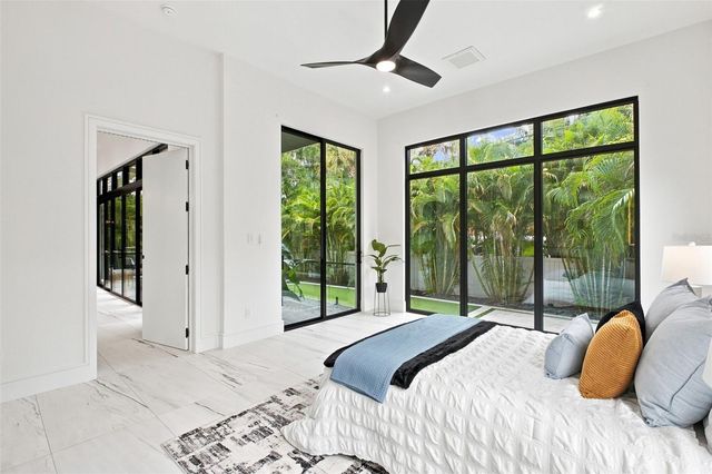 1076 SNELL ISLE BOULEVARD NE, St Petersburg, FL 33704