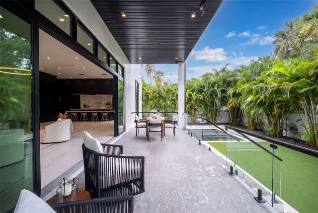 1076 SNELL ISLE BOULEVARD NE, St Petersburg, FL 33704