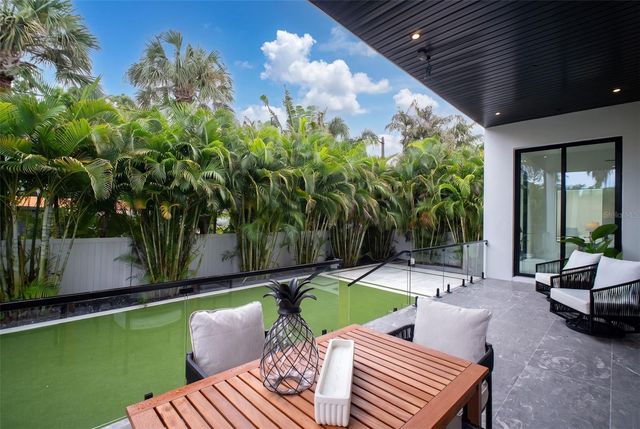 1076 SNELL ISLE BOULEVARD NE, St Petersburg, FL 33704