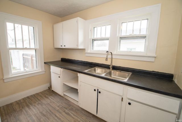 809 E Fairview Avenue, South Bend, IN 46614