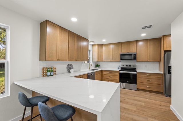 336 Oakwood Lane, Hewitt, TX 76643