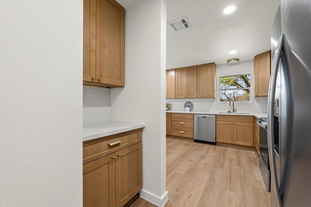 336 Oakwood Lane, Hewitt, TX 76643