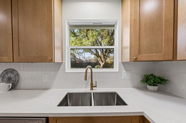 336 Oakwood Lane, Hewitt, TX 76643