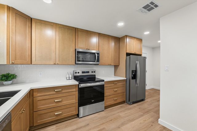 336 Oakwood Lane, Hewitt, TX 76643