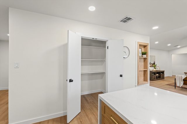 336 Oakwood Lane, Hewitt, TX 76643