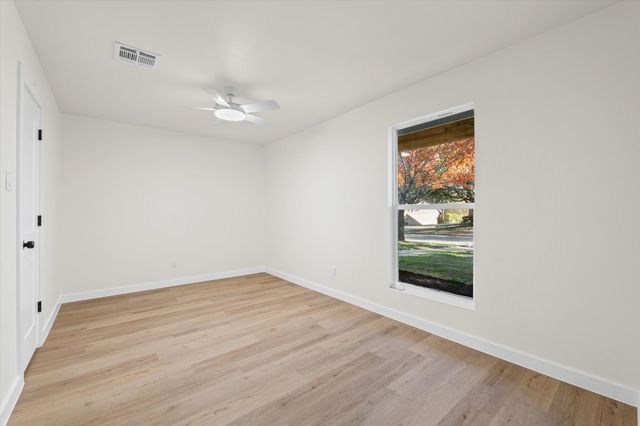 336 Oakwood Lane, Hewitt, TX 76643