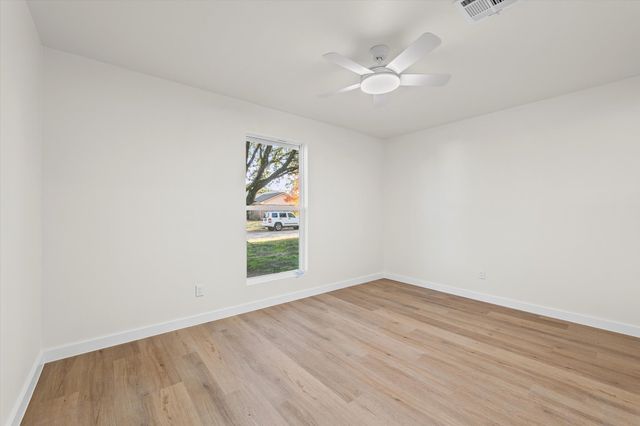 336 Oakwood Lane, Hewitt, TX 76643