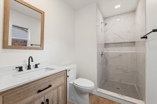 336 Oakwood Lane, Hewitt, TX 76643