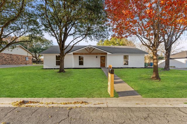 336 Oakwood Lane, Hewitt, TX 76643