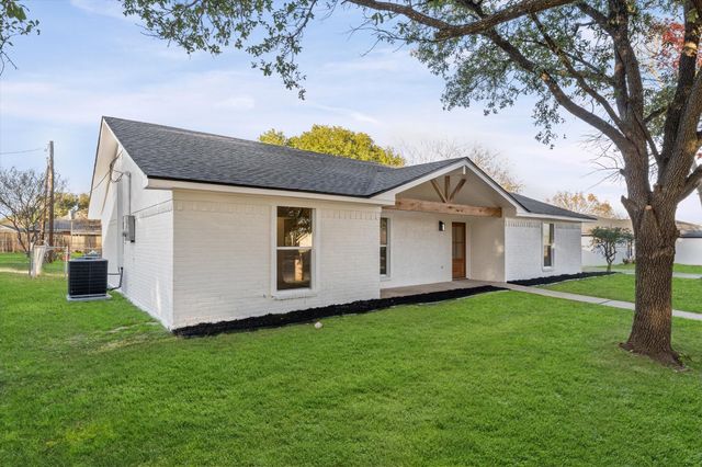 336 Oakwood Lane, Hewitt, TX 76643