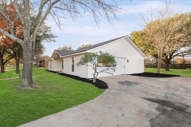 336 Oakwood Lane, Hewitt, TX 76643