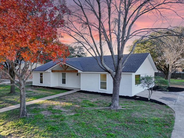 336 Oakwood Lane, Hewitt, TX 76643