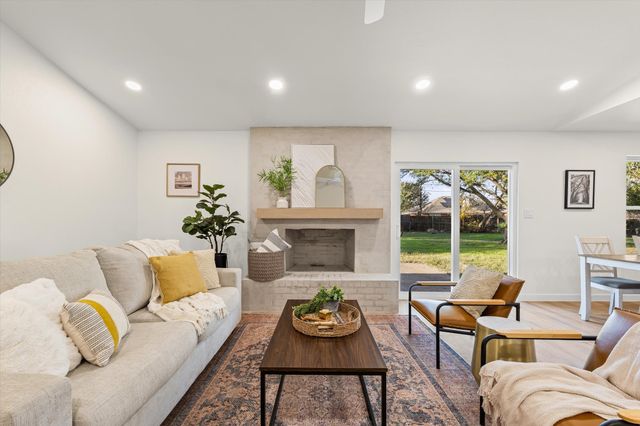 336 Oakwood Lane, Hewitt, TX 76643