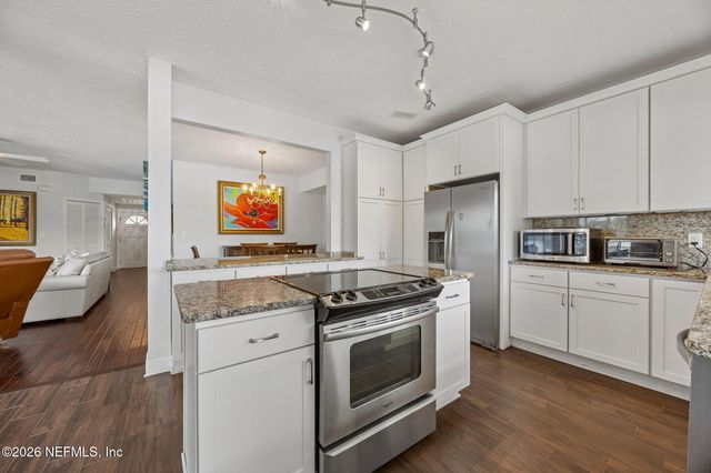 4020 LAVISTA Circle 211, Jacksonville, FL 32217