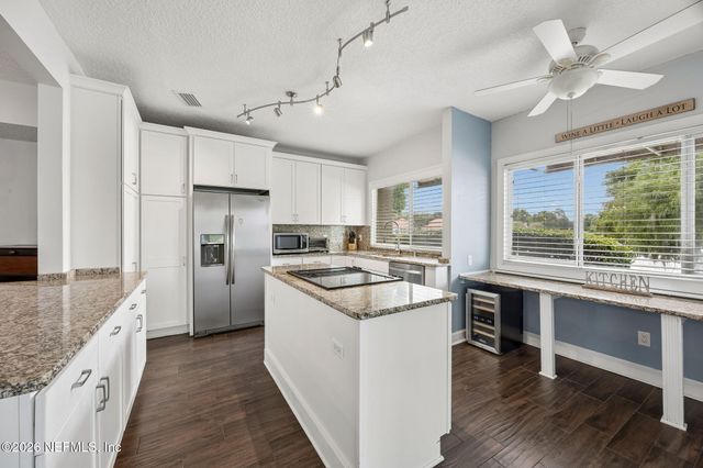 4020 LAVISTA Circle 211, Jacksonville, FL 32217