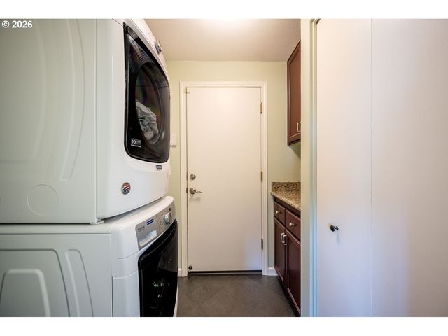 579 SWEETWATER Ln, Eugene, OR 97404