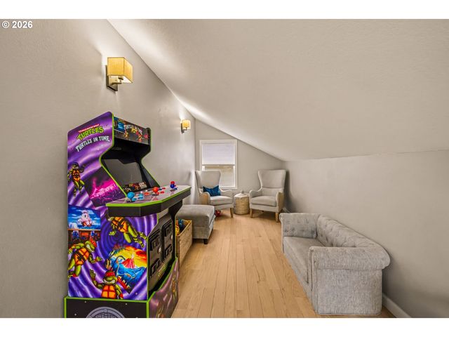 579 SWEETWATER Ln, Eugene, OR 97404