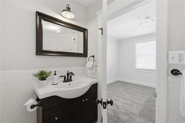 808 E 33rd Street, Kansas City, MO 64109