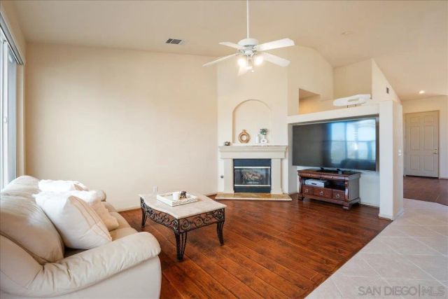 1992 Ridge Way Glen, Escondido, CA 92029
