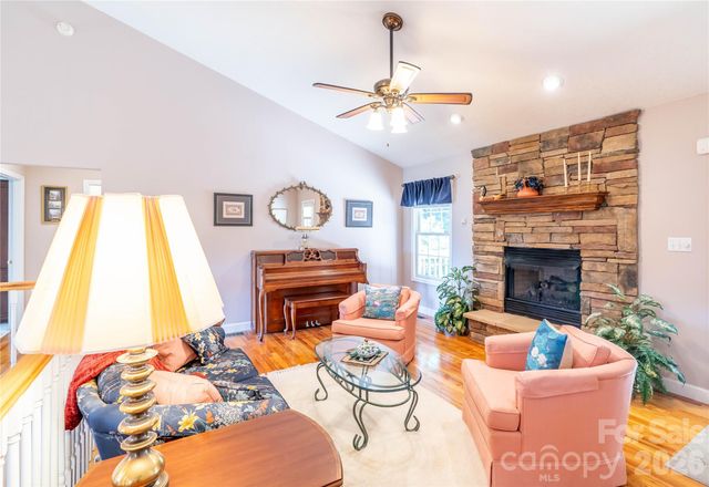 506 Brook Knoll Circle, Weaverville, NC 28787