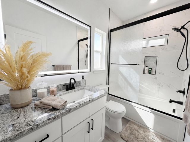 465 Arnos Street, Talent, OR 97540