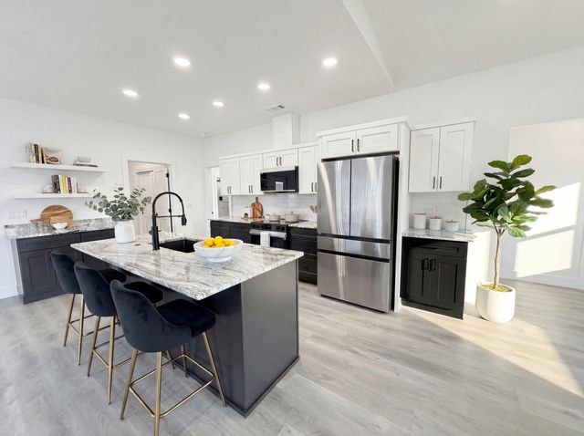 465 Arnos Street, Talent, OR 97540