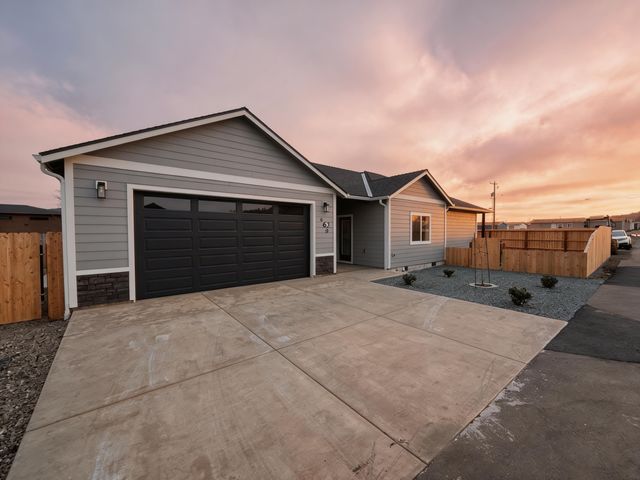 465 Arnos Street, Talent, OR 97540