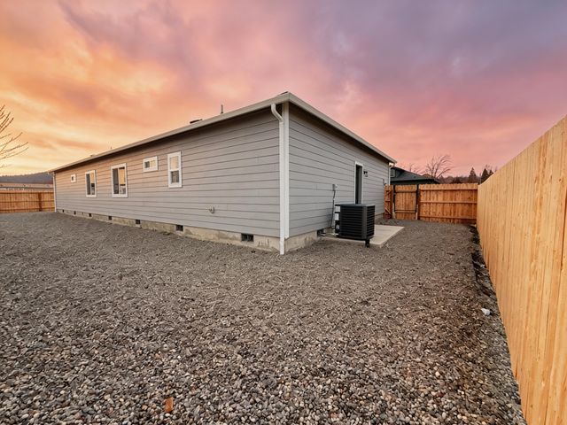 465 Arnos Street, Talent, OR 97540