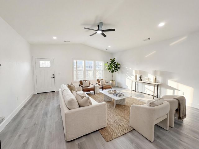 465 Arnos Street, Talent, OR 97540