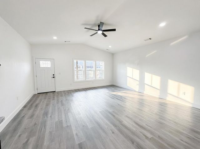 465 Arnos Street, Talent, OR 97540